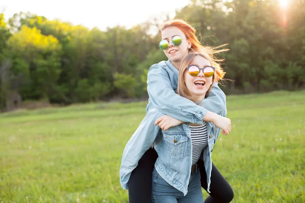 两个年轻女子在阳光下玩得很开心 最好的朋友 — 图库照片