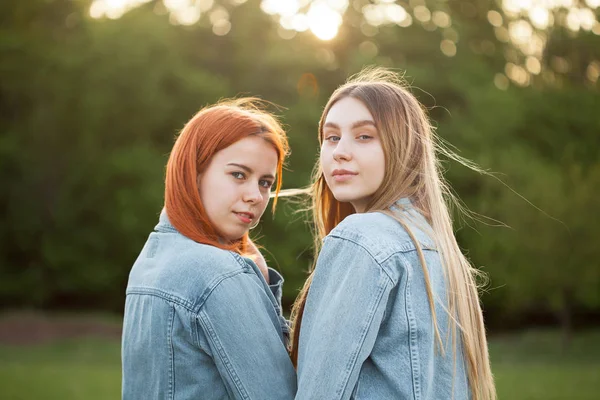 Dvě Mladé Ženy Které Stojí Pohromadě Venku Nejlepší Kamarádi — Stock fotografie