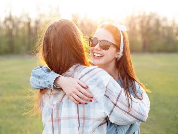 Två Unga Kvinnor Kramar Utomhus Solnedgången Bästa Vänner — Stockfoto