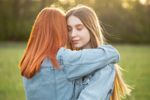 Dos Chicas Abrazándose Aire Libre Mejores Amigos —  Fotos de Stock