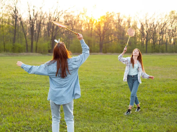 Två Unga Kvinnor Spelar Badminton Utomhus — Stockfoto