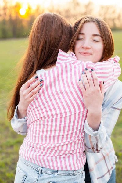 Två Flickor Kramar Det Gröna Fältet — Stockfoto