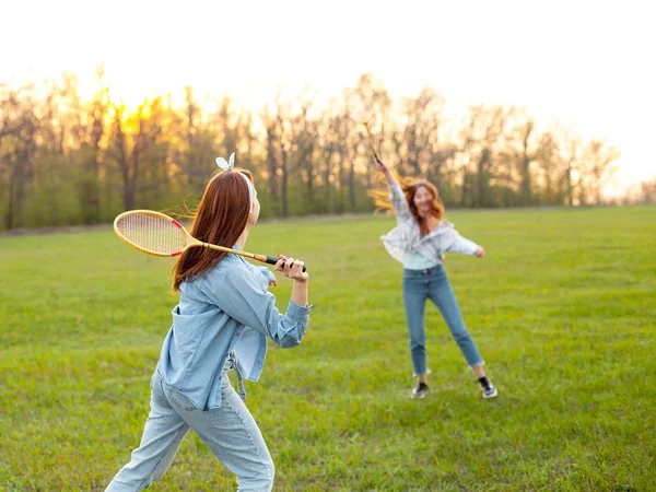 Två Unga Kvinnor Spelar Badminton Det Gröna Fältet — Stockfoto