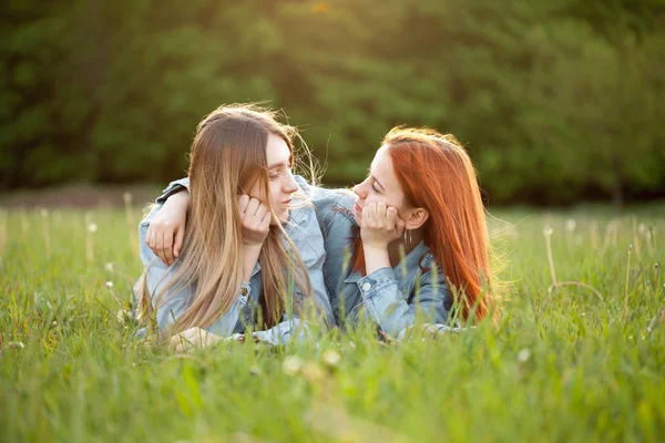 Duas Mulheres Jovens Jazem Grama Sob Luz Sol — Fotografia de Stock