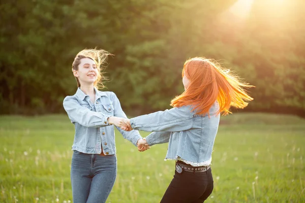 Dos Mujeres Jóvenes Divirtiéndose Bajo Luz Del Sol Mejores Amigos — Foto de Stock