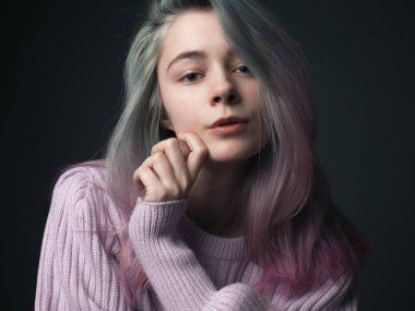 Mavi ve mor saçlı hoş bir genç kadının portresi. Kapat.