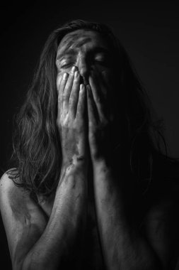 Acı çeken genç adamın portresi. Siyah ve beyaz