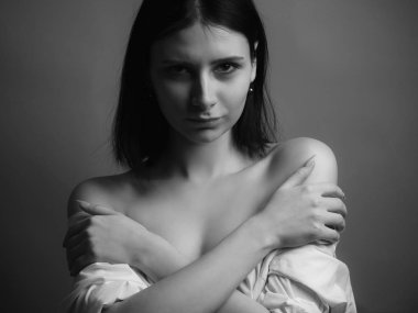 Çıplak omuzlu güzel bir genç kadının portresi. Siyah ve beyaz