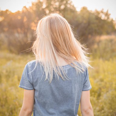 Genç bir kadın akşam vakti dışarı çıkıyor. Geri