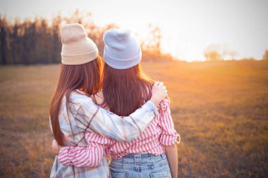 En iyi iki arkadaş gün batımını seyrediyor.