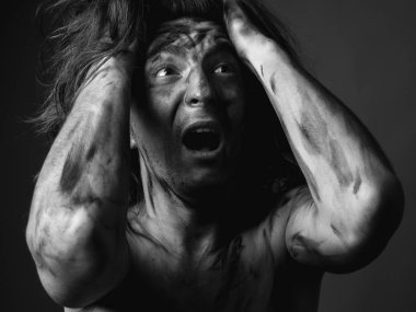 Dehşet içindeki adam. Siyah beyaz portre.