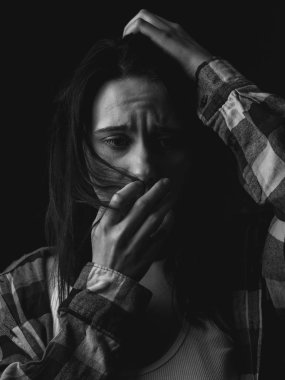 Umutsuzluk içindeki genç kadın. Siyah ve beyaz.