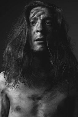 İs içindeki genç bir adamın portresi. Siyah ve beyaz