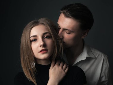 Birbirlerine aşık genç bir çift stüdyoda poz veriyor. Alçak tuş