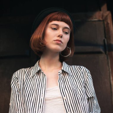 Verandadaki zarif genç kadının portresi.