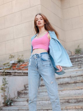 Şehrin merdivenlerinde poz veren çekici genç bir kadın.