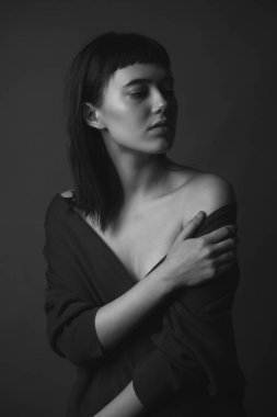 Çıplak omuzlu güzel bir genç kadının portresi. Siyah ve beyaz