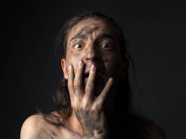 İs bulaşmış korkmuş genç bir adamın portresi..