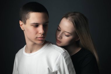 Stüdyoda birbirine aşık genç çift..