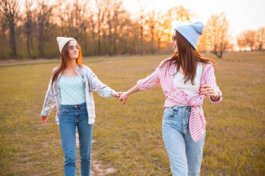 Akşamları dışarıda yürüyen iki kız. En iyi arkadaşlar