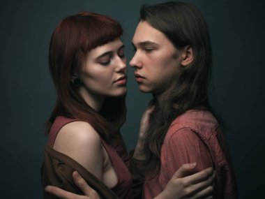 Stüdyodaki çift portresi. Tonlanmış resim