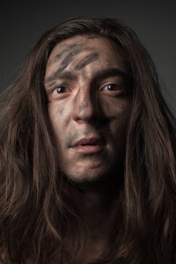 İs içindeki genç adamın portresi. Siyah ve beyaz. Kapat..