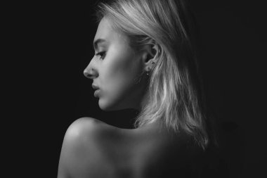 Arkadan çıplak genç bir kadının portresi. Siyah ve beyaz