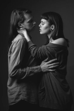 Genç ve güzel bir çiftin portresi. Siyah ve beyaz.