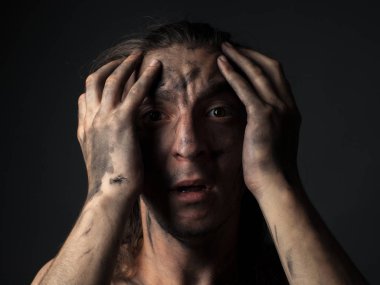 İs bulaşmış korkmuş genç bir adamın portresi. Stüdyo