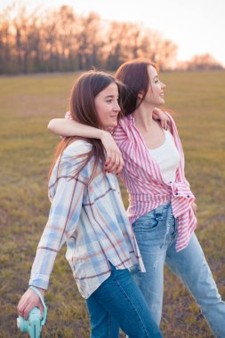 Açık havada yürüyüş akşam saatlerinde iki genç kadın