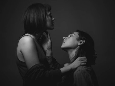 Aşık tutkulu bir çift. Siyah beyaz.