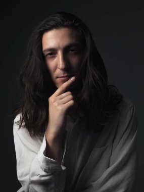 Düşünceli genç bir adamın portresi. Stüdyo