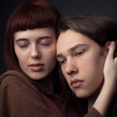 Ypung çiftinin birbirine aşık portresi. Stüdyo