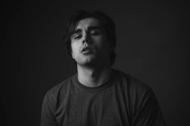 yakışıklı genç bir adam portresi. siyah ve beyaz