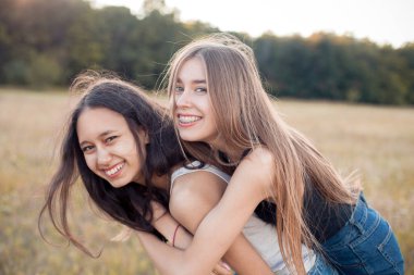 Doğada eğlenen iki genç kadın. En iyi arkadaşlar