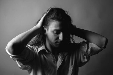 Üzgün bir gencin portresi. Siyah ve beyaz.