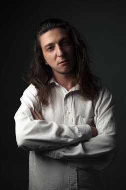 Stüdyoda ciddi bir gencin portresi.