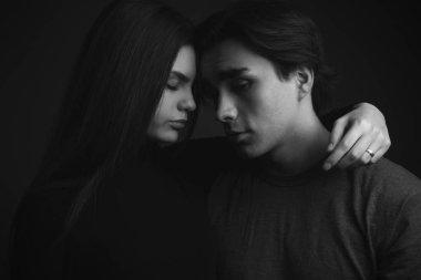 Stüdyoda aşık genç bir çift poz veriyor. Kapatın. Siyah ve beyaz