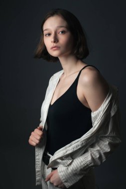 Stüdyoda poz veren genç bir model.