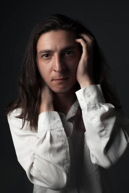 Endişeli genç bir adamın portresi. Stüdyo