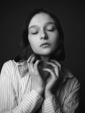 Stüdyoda genç bir kadının portresi. Siyah ve beyaz.