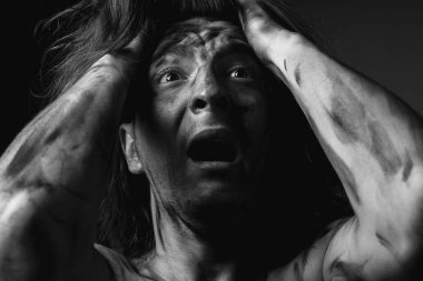 Kirli derili korkmuş genç bir adamın portresi. Siyah ve beyaz