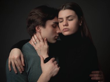 Birbirlerine aşık genç çift stüdyoda sarılıyorlar..