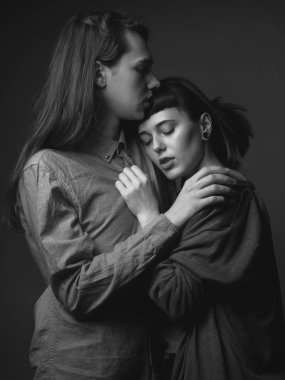 Şehvetli erkek ve kadın birbirlerine sevgiyle sarılıyorlar..