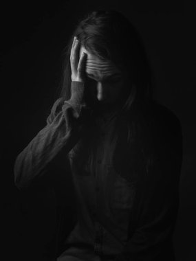 Umutsuzluk içindeki genç bir adamın portresi. Siyah ve beyaz.