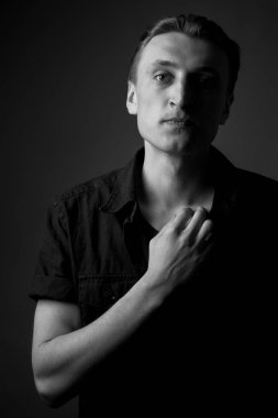 Ciddi bir gencin portresi. Siyah ve beyaz