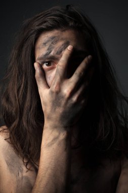 İs içindeki mutsuz genç bir adamın portresi. Yüz yüze.