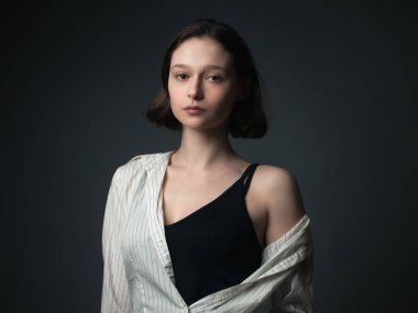 Stüdyoda poz veren güzel bir kadın..