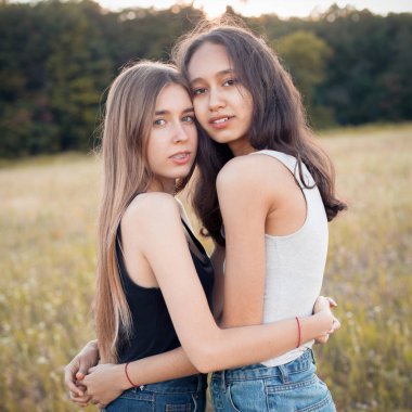 Sonbahar tarlasında sarılan iki kız. En iyi arkadaşlar