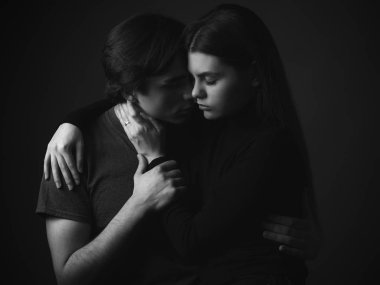 Stüdyoda birbirine aşık genç bir çift. Siyah ve beyaz